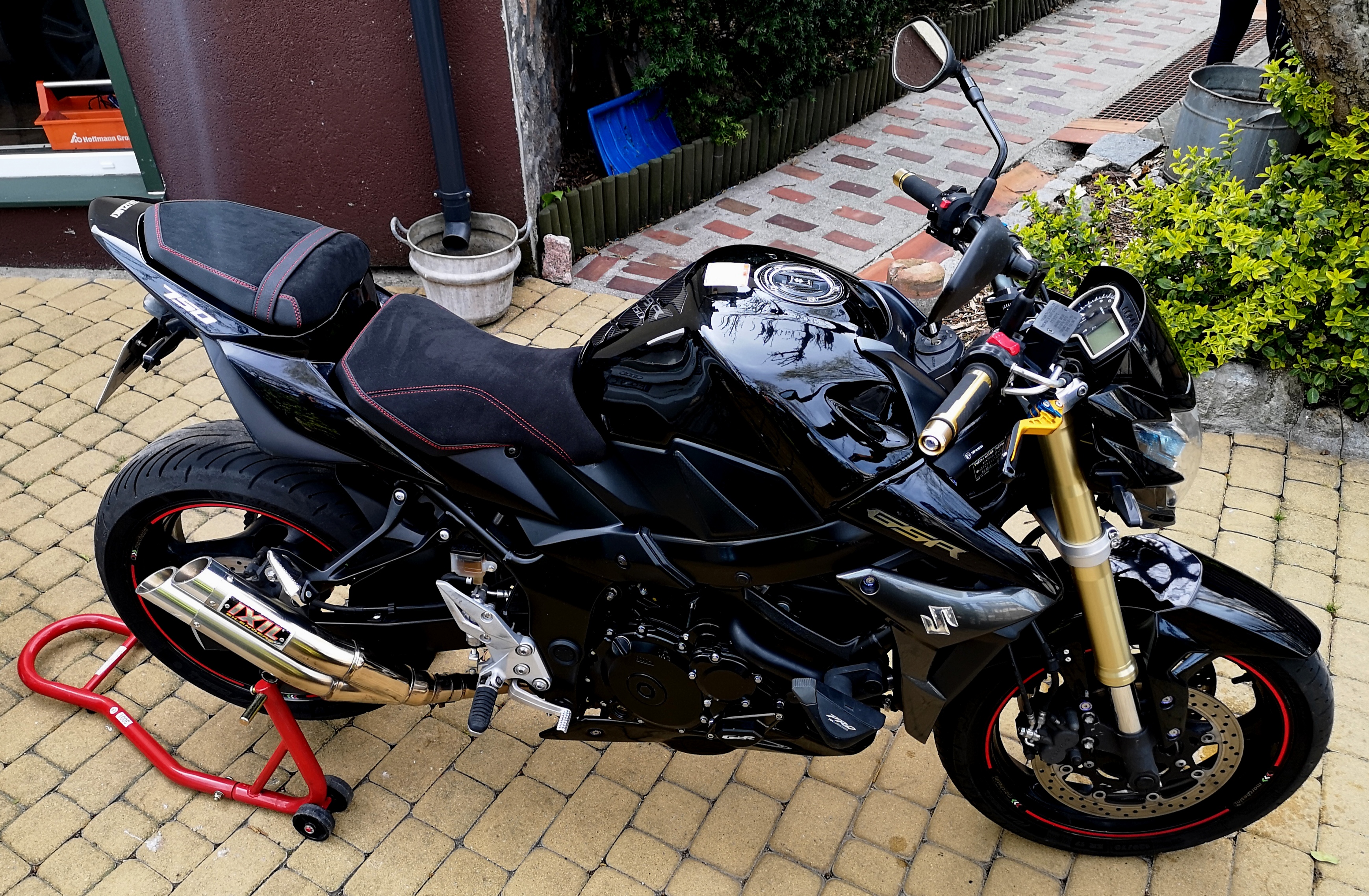 Suzuki GSR 750 z siedzeniami obszytymi czarną alcantarą i winylem z czerwonym przeszyciem