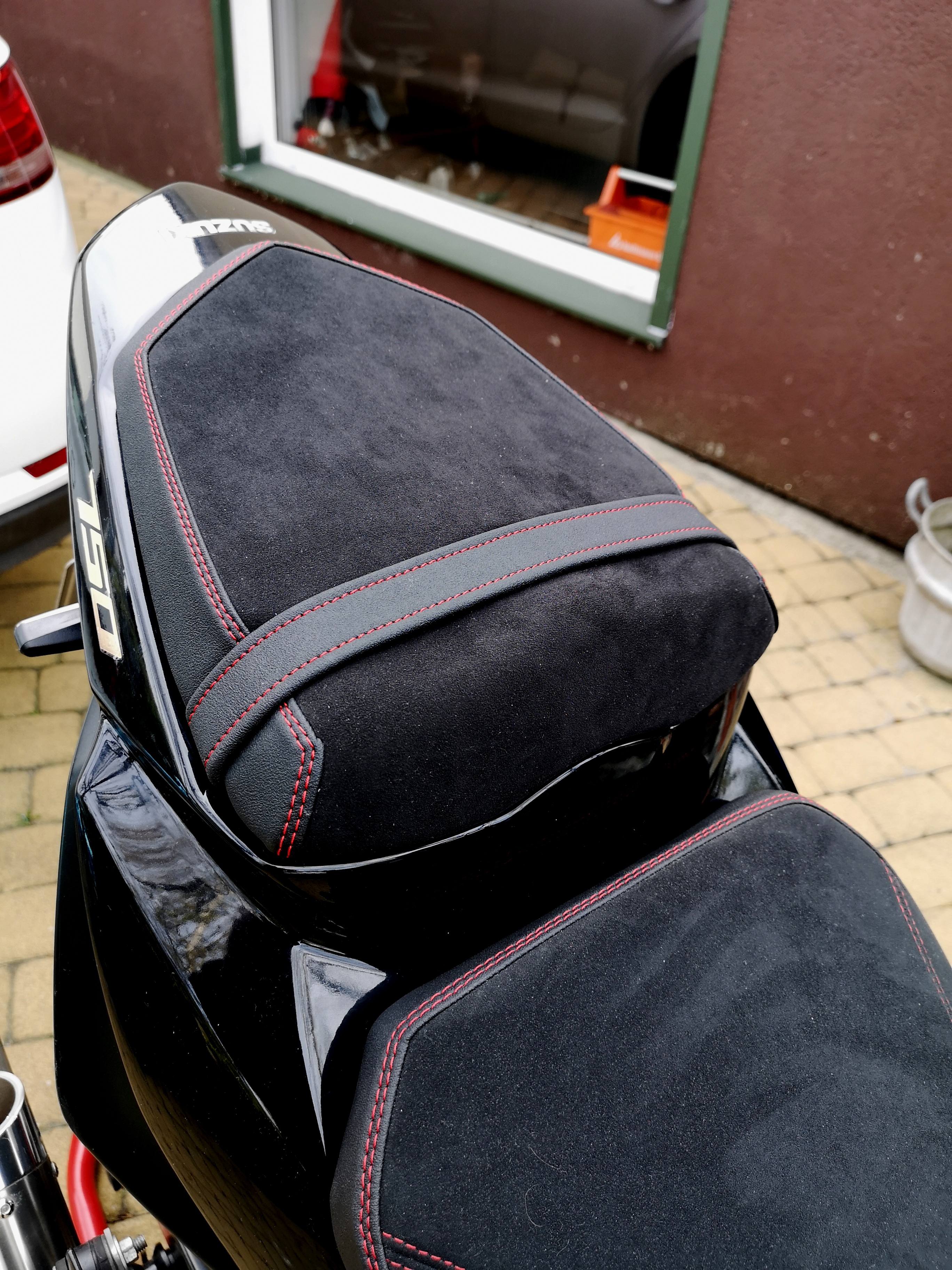 Tylne siedzenie pasażera Suzuki GSR 750 z alcantary i winylu z podwójnym czerwonym szwem