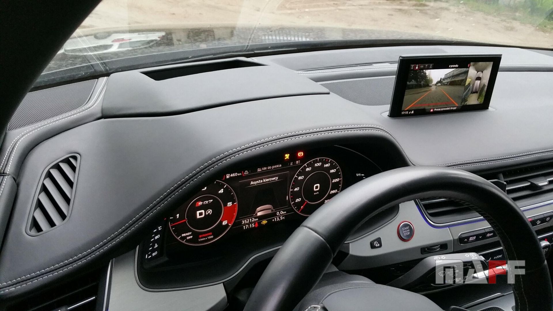 Kokpit Audi SQ7 obszyty czarną skórą z jasnym kontrastowym przeszyciem