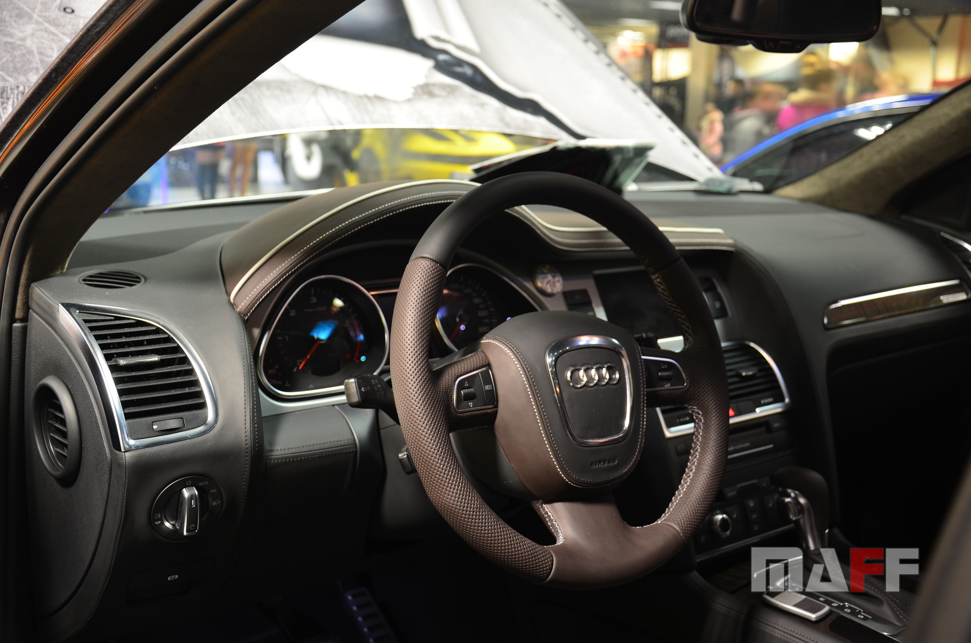 Kierownica Audi Q7 obszyta skórą gładką i perforowaną z szwem jodełkowym